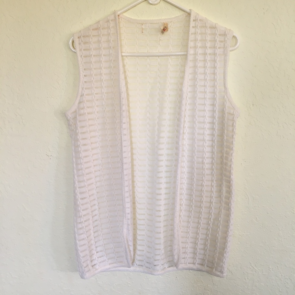Vintage women's white knit vest. Size M.